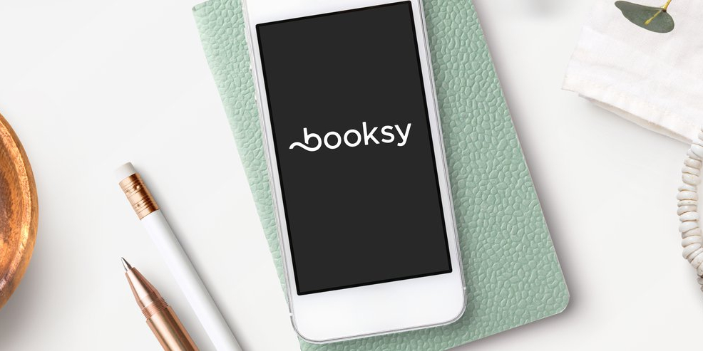 Telefon z aplikacją booksy