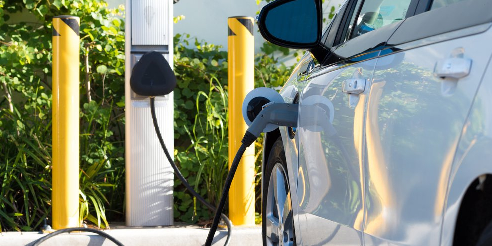 Ładowanie samochodu elektrycznego