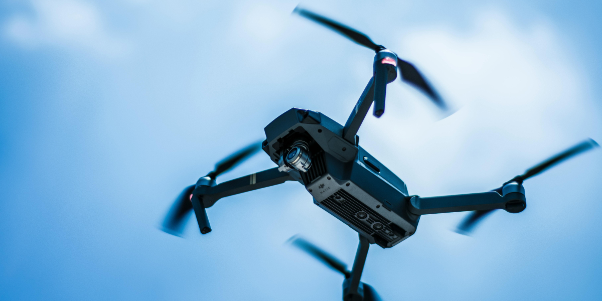 Latający dron na tle nieba