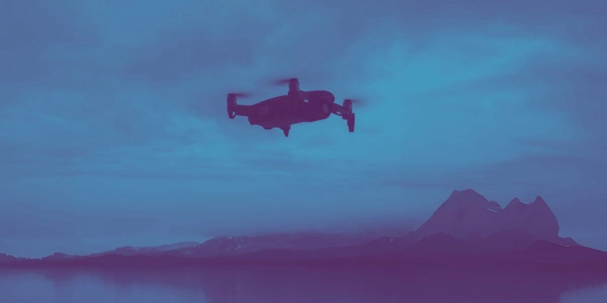 Latający dron na granatowym tle