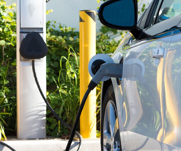Ładowanie samochodu elektrycznego
