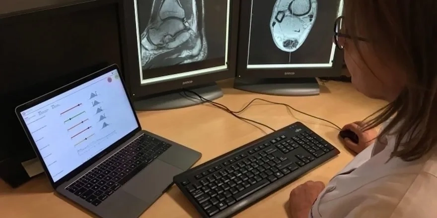 Kobieta pracująca przy komputerze